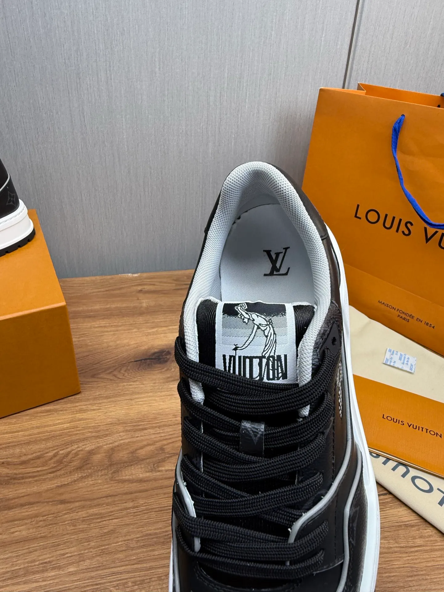Men's shoes 💰860💰 LV. High version counters are on sale at the same time ⬆️ Men's new sneakers 🔥 The uppers are imported cowhide; "High-end, high-end, classy, ​​noble" workmanship is exquisite (original cowhide is used inside), soles: Original outsole specially provided by the original factory, taken in real life 🎬. Yardage: 38-44. (38.45 can be customized)